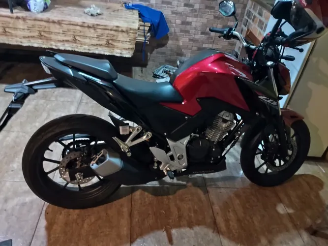 Moto nova, único dono, baixo km