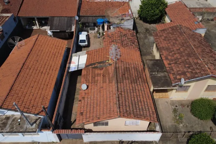 DOIS TERRENOS COM QUATRO CASAS À VENDA EM ESTIVA GERBI CENTRO
