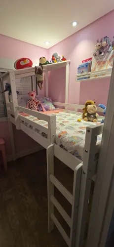 Cama alta infantil com casinha da Casa Tema branca