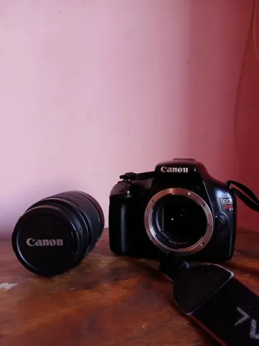 câmera canon t3 rebel sem bateria,usada apenas 2 vezes, com carregador e lente 18-55mm