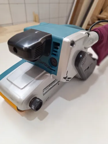 Lixadeira de Cinta Makita 9920 - 1.010W |