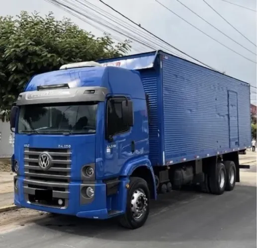 vw 24-250 6x2 ano 2010 baú 8,2m