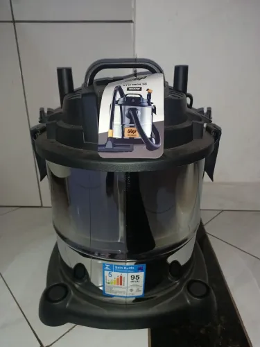 Vendo um aspirador de pó. Ele é aspirar de pó ,aspidor de água e soprador 1600w.