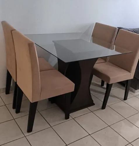 Mesa de Jantar com 4 Cadeiras e Tampo de Vidro