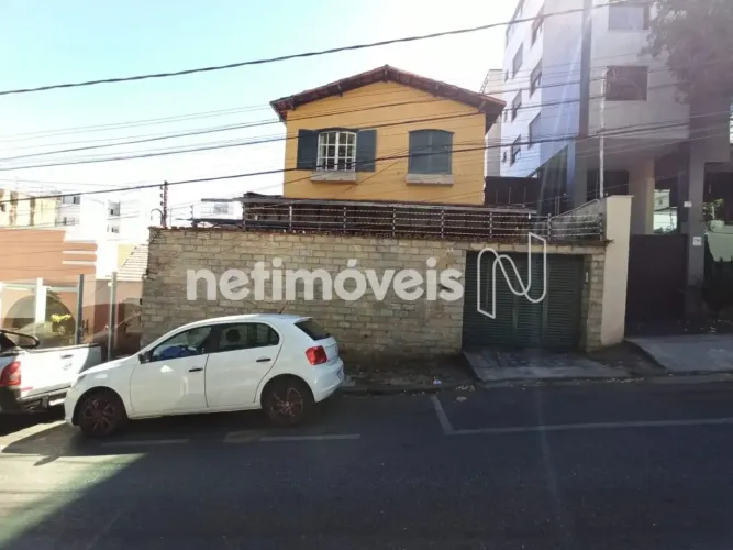 Casa de 2 pavimentos com 328 m²; construídos em terreno de 310 m²; no Santo Antônio