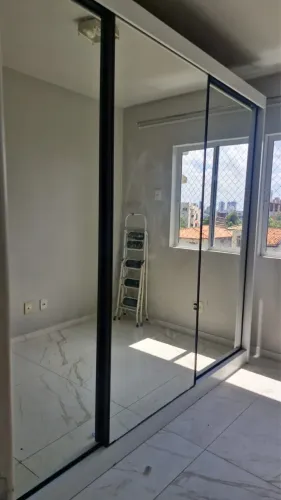 GUARDA-ROUPA GRANDE 3 PORTAS COM ESPELHO