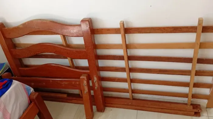 Vendo duas cama solteiro  de madeira rústica cada uma por  250,00