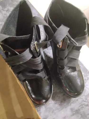 Bota cano curto semi nova 