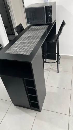 Balcão de cozinha com adega e banquetas