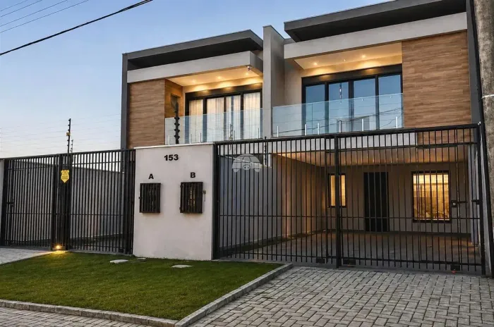 Sobrado para venda possui 180 metros quadrados com 3 suítes no Guabirotuba - Curitiba - PR