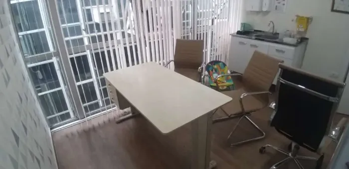 Mesa para escritório com 3 gavetas práticas para organização.