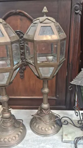 Raro Par de Luminárias Abajur em Bronze e latão em formato de toucheiros