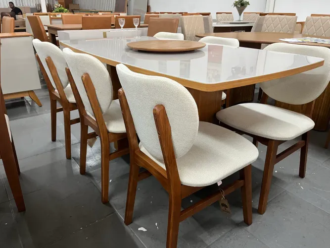 Mesa completa com cadeiras de madeira