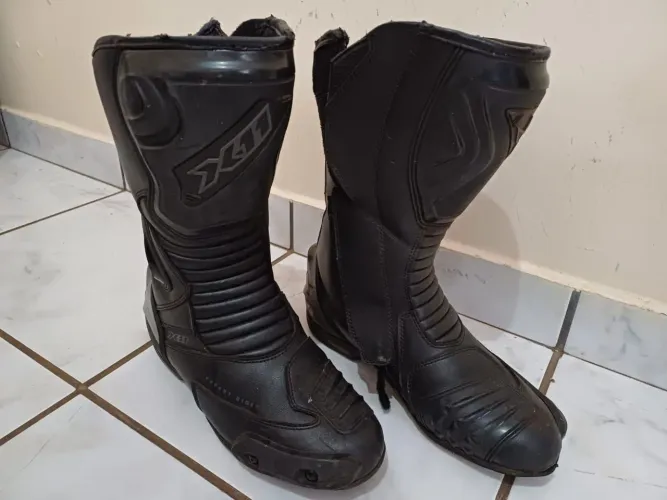 Vendo e parcelo no cartão bota pra motoqueiro serve 41 até 43