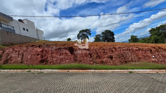 Terreno em Condomínio Próximo à BR-040 com Natureza e Comodidade
