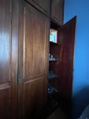 Doação de guarda-roupa madeira maciça
