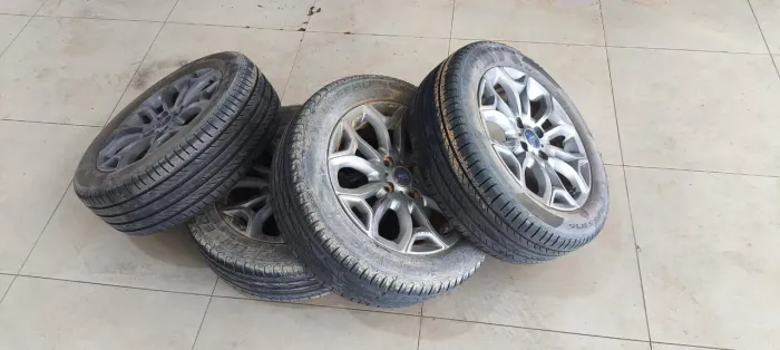 Roda liga leve Ford aro 16 - Dois pneus novos originais e dois pneus novos remolde.