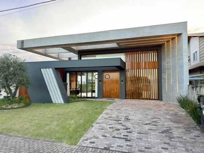 Casa à venda com 04 suítes e piscina no Condomínio Velas da Marina, em Capão da Canoa. REF