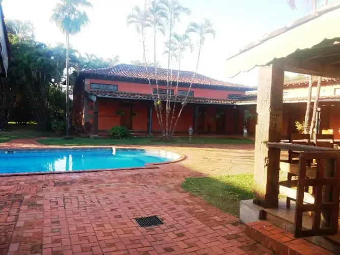 Casa completa com piscina, jardim e muito espaço em Gavião Peixoto.