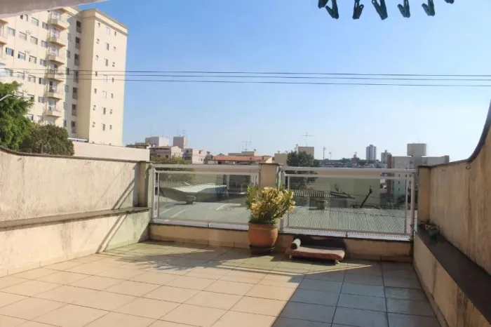 Terraço rooftop no último andar com vista deslumbrante do horizonte.