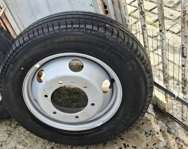 Roda para Sprinter com pneu Michelin, sem uso aro 16.
