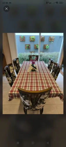 Conjunto Mesa de Jantar com tampo de vidro e base de madeira + 6 Cadeiras