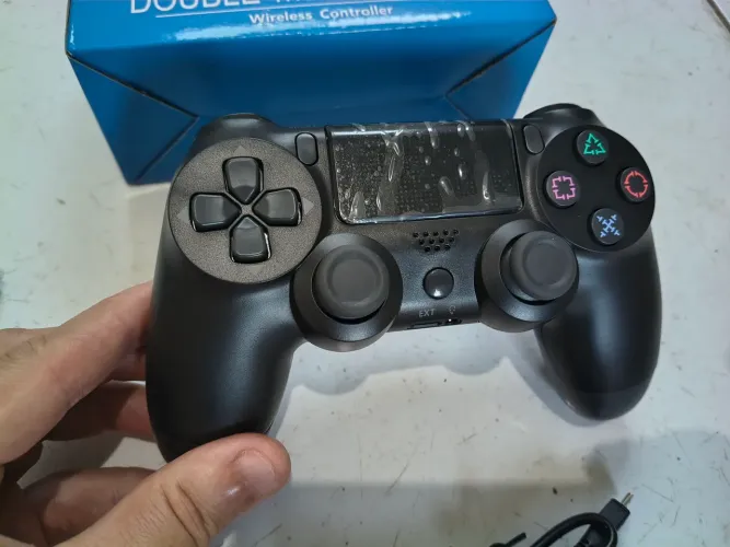 Controle de PS4 na caixa funciona em celular ou PC.