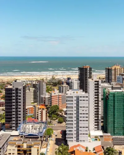 APARTAMENTO EM TORRES NO EDIFICIO IBIZA COM 2 SUITES AMPLO LIVING