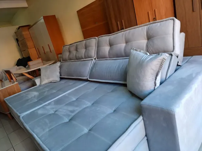  Sofá Retratil Novo Tem 2.80 de largura por 1.80 aberto Espuma D33 com Molas ensacada .