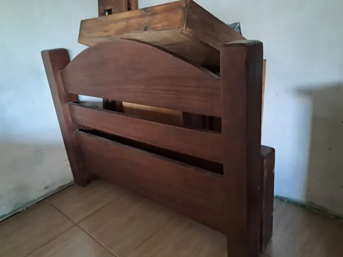 Cama casal madeira macica embuia com 2 gaveta.