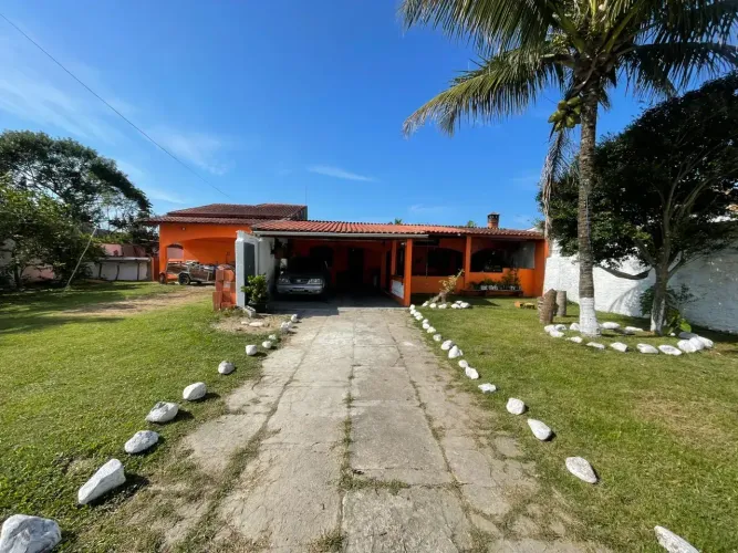Chácara com 3 quartos, área gourmet, jardim e espaço para piscina em Itanhaém.