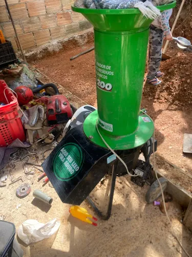 Máquina de passar capim ou triturar resíduos