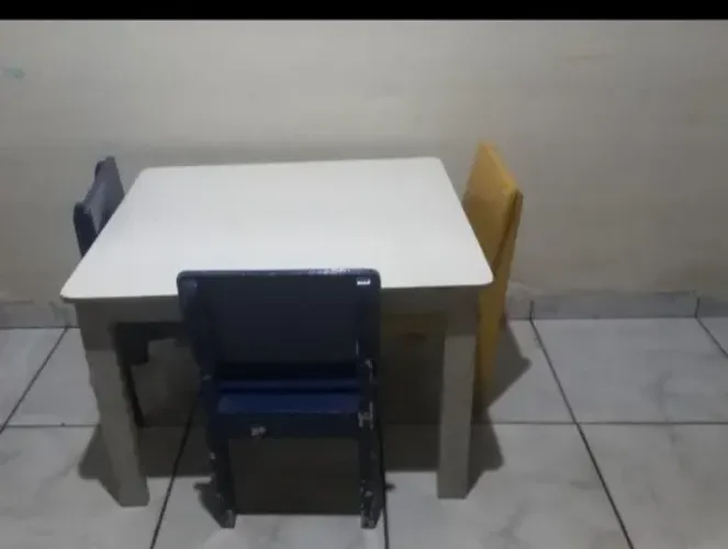 Mesa escolar com 4 cadeiras 