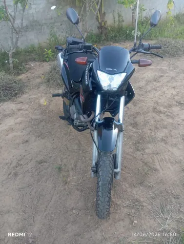 Vendo uma moto para homem, a melhor da categoria,toda em dias, sem multa, sou o 2° dono