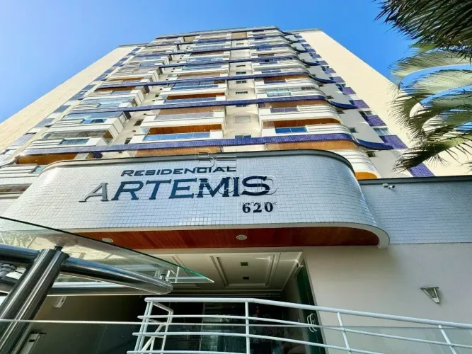 Apartamento amplo em andar alto com 3 dormitórios em Campinas