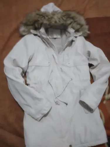 Casaco estilo Parka bege todo peluciado com capuz removivel