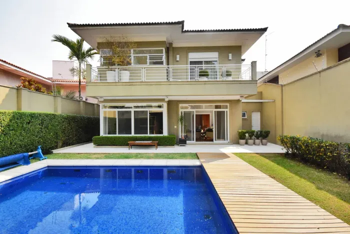 LINDA CASA EM RUA FECHADA, 4 dorms (2 Suítes)