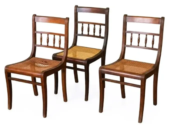 Trio antigas cadeiras madeira nobre estilo Regency encosto vazado assento palha sintética