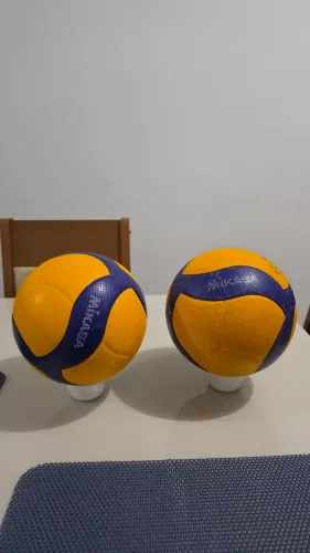 2 bolas Mikasa v200w 1 seminova 1 usada