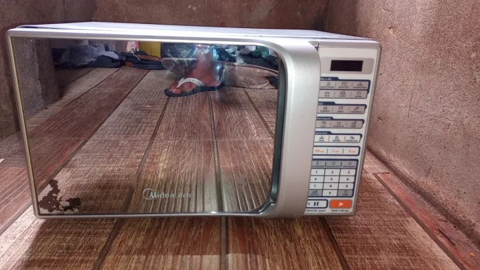 Microondas Midea 20 litros frente espelhada