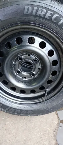 Hum jogo de rodas aro 14 com pneus furacão 4 por 100 volkes GM Honda Corolla e outros