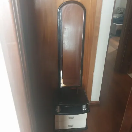 Criado mudo com espelho
