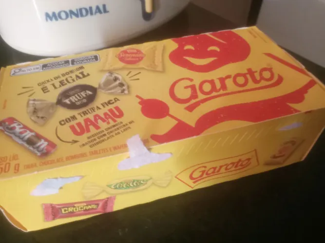 Vendo caixa de bombons vazia.