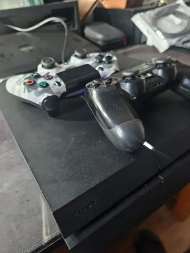 Playstation 4 - 500 GB 2 Joysticks e 5 jogos