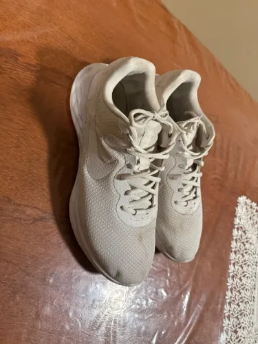 Tênis Nike revolucionário tamanho 43. Perfeito estado, solado bem conservado.