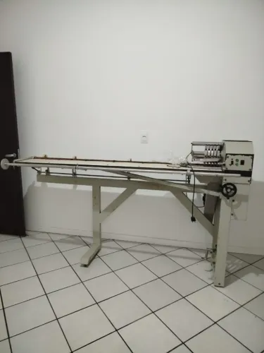 Máquina de cortar friso Censi, com 5 facas em excelente estado.