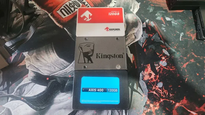 OBS Três SSD 120GB Com defeito Para Quem Quiser Consertar