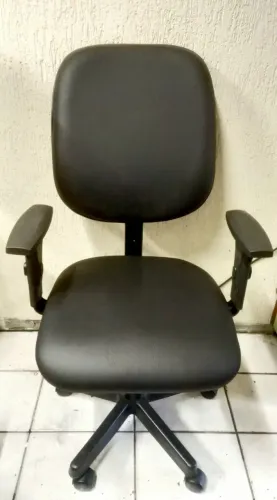 Cadeira de escritório giratória Modelo Diretor em perfeito estado e funcionamento