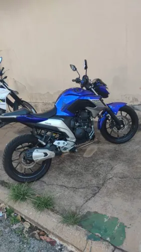 Motos