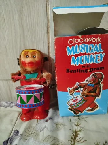 Macaco bate tambor antigo
